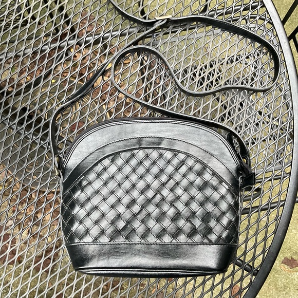 Nice Weaved Vegan Leather Adjustable Strap Crossbody/Shoulder Bag! - Picture 6 of 14